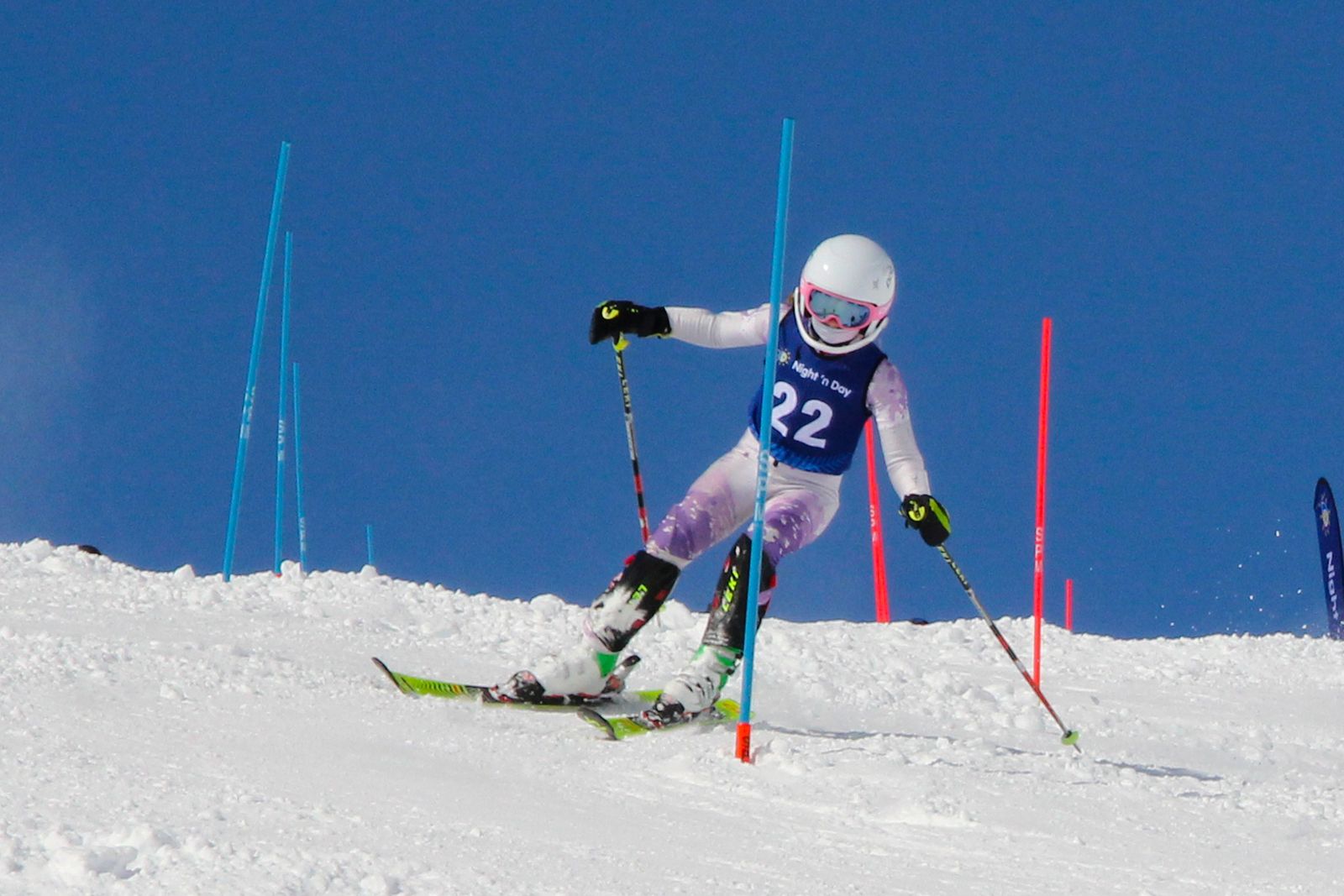 Briar attacking a blue gate mid-course